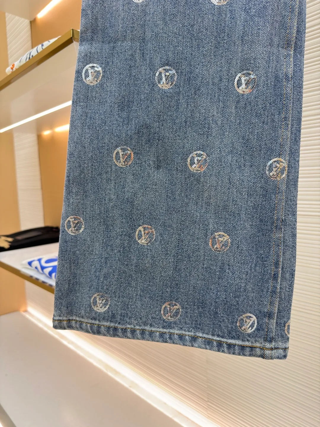 LOUIS VUITTON letter sequin jacquard high-waist bootcut jeans [Women's clothing] ●Original version: purchased and developed for 29999 ●Item number: 1682370-B70 ●Fabric: denim fabric ●Technology: jacquard production ●Color: blue ●Version: fitted version ●Weight: about 705 grams ●Size: 34-36-38-40 ●Description: These Louis Vuitton jeans are made of 12-ounce heavyweight denim fabric. They are enzymatic stone washed and hand-distressed to create a natural light blue retro color. The fabric is pre-shrunk to prevent shrinkage and deformation after wearing. The brand's classic presbyopia logo printed all over the pants is laser engraving combined with hand-embroidery technology. The embroidery stitch density of each pattern reaches 12 stitches/cm, the lines are delicate and three-dimensional, and it is not easy to fall off after high-temperature shaping treatment. The waistband is made of custom metal buttons and I-buckles, which are treated with electroplating and anti-rust technology. The texture is thick and wear-resistant. The trouser pockets are a classic five-pocket style. The bag mouth is reinforced with double-needle stitching. The side seams and inner rails are hemmed, and the stitching is smooth and burr-free. The overall design is straight-legged and wide-legged, following ergonomic design. The trousers have raw edges and frayed edges. The details highlight the brand's craftsmanship and take into account both fashion and comfort. The overall wiring is straight and delicate, the fabric is comfortable and soft, and the color is consistent without color difference. It can be matched with the same style to create a fashionable look and control various occasions. Customized accessories, complete with three standards, same style for men and women!